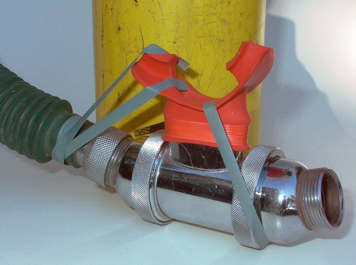 L1050797.JPG (611.72 KiB) 11422 mal betrachtet Mit Klebeband werden die verformten Teile wieder in die Gegenrichtung gezogen/überdehnt. . . .