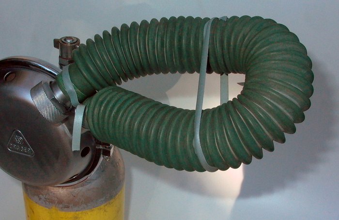 L1050800.JPG (574.34 KiB) 10182 mal betrachtet Auch verbogene Faltenschläuche kann man so wieder hinbiegen. Dieser hier war in der Mitte fast rechtwinklig verbogen. Irgend ein Stümper hat ihn in eine enge Schachtel gezwängt.