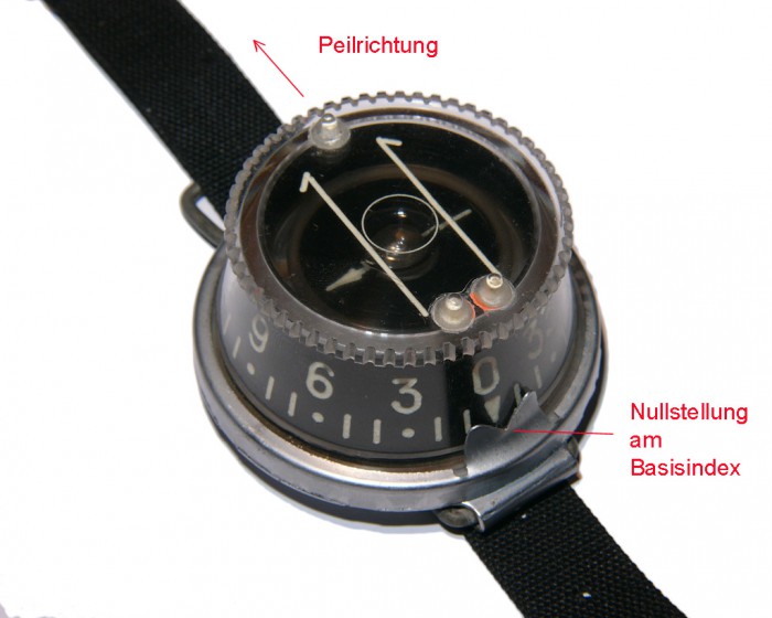 L1210887#.jpg (201.56 KiB) 31074 mal betrachtet Die äußere Skala wird mit der Null auf den Basisindex gestellt, über Kimme und Korn ein Ziel anvisiert.  Der Pfeil auf der Karte zeigt an der äußeren Skala die gepeilte Richtung an: 90 Grad