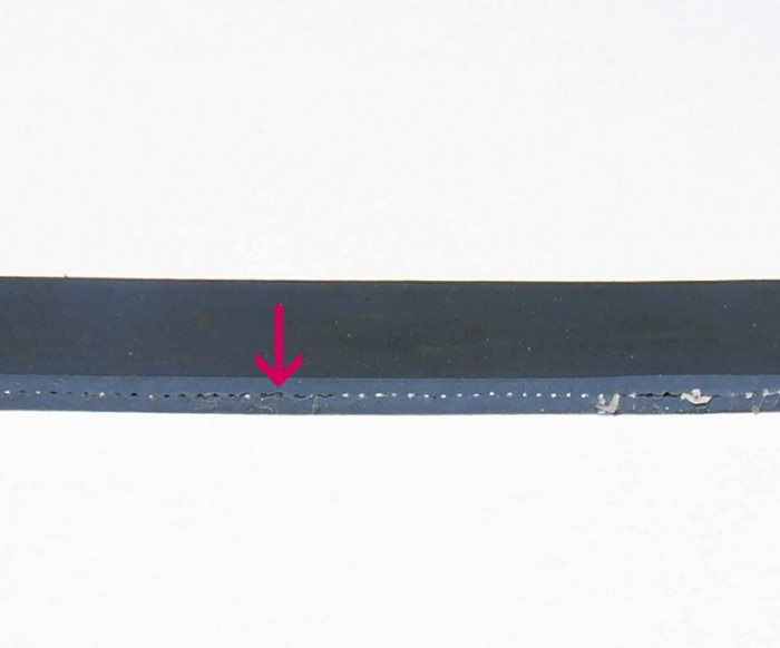 L1240215# Kopie.jpg (187.44 KiB) 26130 mal betrachtet Hier hats auf ganzer Breite winzig klein herausgeperlt. Das Erinnert an eine andere Baustelle. Nach diesen Erfahrungen ist sicher, daß wir die Nähte bei Kreeft niemals ganz dicht bekommen werden.