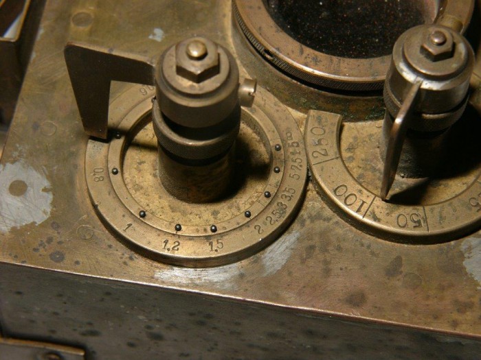 L1250618.jpg (127.13 KiB) 27232 mal betrachtet Es fällt auf, das an der Entfernungsskala nicht nur Zahlen eingraviert, sondern auch kleine Noppen zu sehen sind. <br />Man könnte annehmen, daß sie zum Ertasten der Entfernungseinstellung gedacht sind.  So kann man das Motiv im Auge behalten. Das funktioniert nicht so recht, da die Noppen direkt unter dem Zeiger stehen.  Es könnte aber folgendermaßen gedacht sein: geschätzte Entfernung zum Motiv: 1 m, das wäre der vierte Noppen im Bild. Hass verstellt den Zeiger, bis er mit dem rechten Rand seines Zeigefingers den 5-ten Noppen berührt.  So steht der Zeiger am linken Rand des Fingers einigermaßen bei 1 m.  Ob das die Erklärung ist?