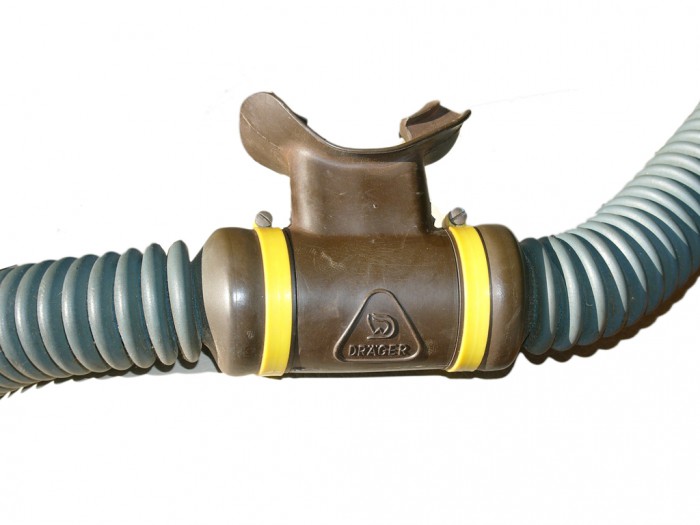 L1100358.jpg (338.1 KiB) 21944 mal betrachtet Die Schlauchanschlüsse sind deutlich anders als in den obigen Beiträgen zu sehen. Der Faltenschlauch scheint sich auf den Durchmesser des Mundtücks zu vergrößern. Die Farbe am Mundstück ist jedoch anders. . . ? Im Innern sitzen wahrscheinlich Wagenräder als Ventilträger.