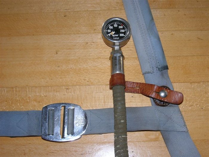 So wird der Druckmesser gehalten.  Die Schlauchführung ist jedoch anders herum, von oben.