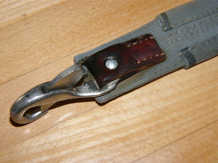 Karabinerhaken, auch hier Lederteile.