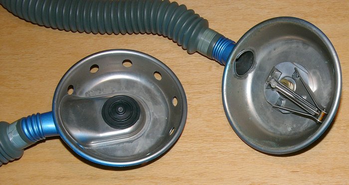 Jetzt wird's spannend, hier ist ein einstufiger Druckminderer vom PA61/1 in einem blauen PA 60- Gehäuse eingebaut.  Es existieren sogar zwei davon, unser Sammelfreund &quot;Adair&quot; hat auch so ein Wolpertinger. In beiden Reglern sitzt eine PA 60- Membran.