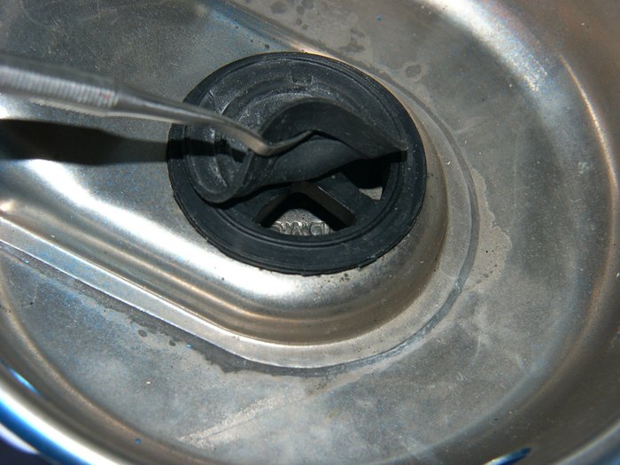 4.jpg (760.37 KiB) 8783 mal betrachtet So sieht das Ausatemventil im blauen "PA 61/1" aus. Beim PA 60 dichtete die runde Scheibe wohl nicht gut genug ab. Deshalb setzte man sie beim Nachfolgemodell auf ein "Wagenrad" aus Gummi. Die abgetrennte Kammer für das Ausatemventil war wohl zu teuer. . . So wechselte man alsbald zum Entenschnabel.