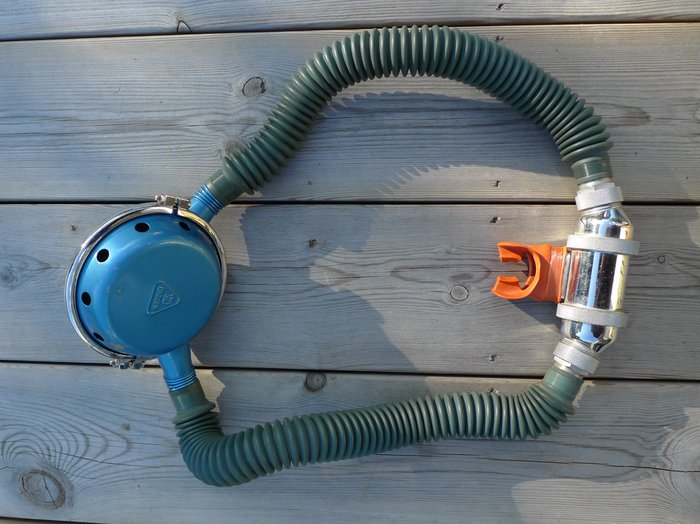 5.jpg (650.73 KiB) 8955 mal betrachtet So war der Regler, den ich in Schweden gekauft habe, konfektioniert:<br />- blaue Schläuche mit "Bänsel" befestigt.<br />- großes verchromtes Mundstück mit Richtungsventilen