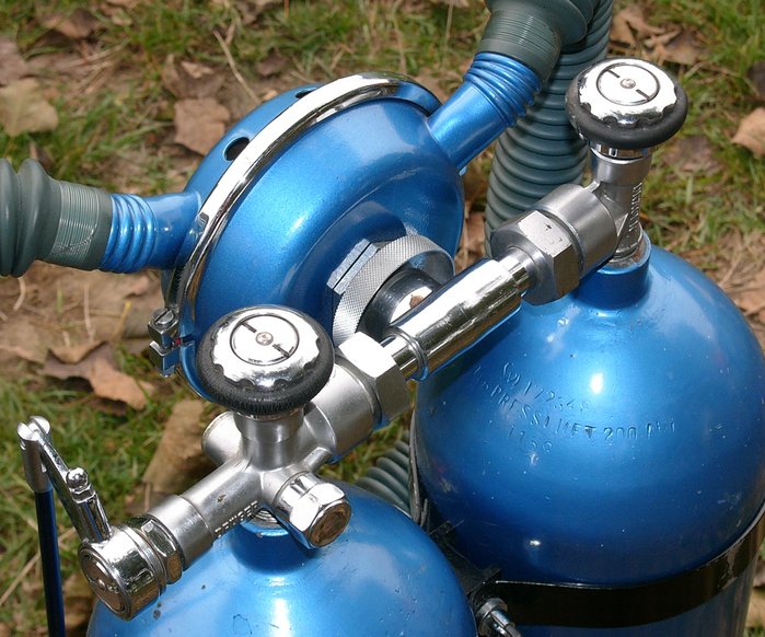 6.jpg (882.07 KiB) 8566 mal betrachtet Hier sieht man die Sechskanntmutter vom einstufigen Druckminderer zwischen Automatengehäuse und Handrad.