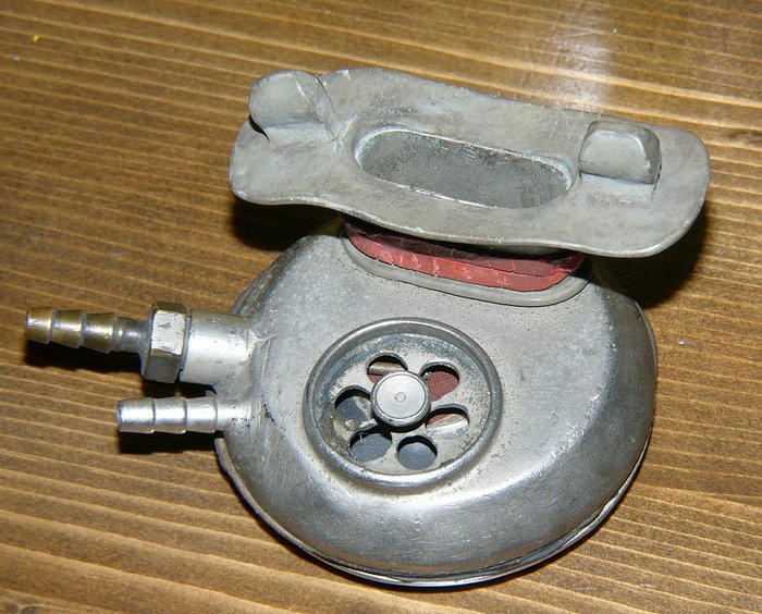 Rätzel.JPG (916.84 KiB) 12968 mal betrachtet Auf der linken Seite sind zwei Tüllen:<br />- oben ist der Anschluß für den Mitteldruckschlauch,<br />- unten ist eine zweite, kleinere Anschlusstülle zu sehen, wozu dient diese?