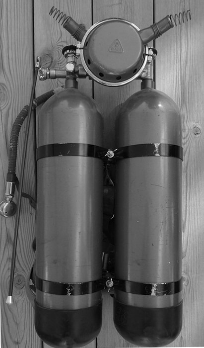 Atlantic sw 1.jpg (273.51 KiB) 39910 mal betrachtet Das Foto zeigt mein blaues Gerät in schwarz/weiß. Zwischen den dunkelblauen Schellen und den mittelblauen Flaschen herrscht ein deutlicher Helligkeitsunterschied. Die dunkelblau eloxierten Schellen sehen schwarz aus.