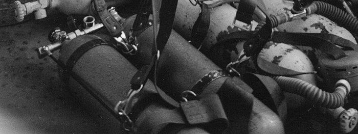Atlantic SW 2.jpg (177.12 KiB) 67840 mal betrachtet Der Kontrast zwischen Schellen und Flaschen stimmt einigermaßen mit dem Gerät auf diesem historischen Foto überein. Die Schellen sind mit Sicherheit auch dunkelblau eloxiert. Das könnte also ein blaues Gerät sein. . . .