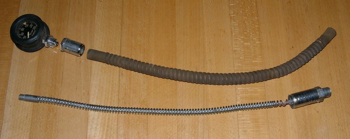 Die zerlegte Druckmesserleitung, rechts das Ventilende.