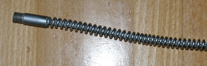 Die gewundene Hochdruck-Kupferleitung mit dem Stahlseil in der Mitte.
