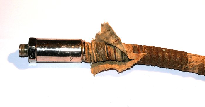 Druckmesserleitung.JPG (264.48 KiB) 68016 mal betrachtet In der Umhüllung sind zwei Drahtspiralen neben dem Stahlseil eingebaut. Einmal die Hochdruck-Kupferleitung und dann, wohl für besseren Schutz, die Stahlspirale hier im Bild zu sehen. Die Druckmesserleitungen waren mit sehr viel Aufwand gemacht und sicher teuer. . .