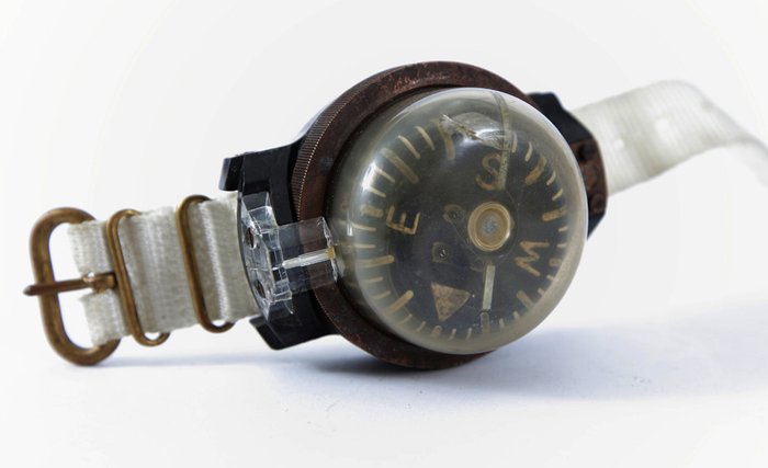 Royal Navy Armbandkompaß 1960 - 1970.  Die Plastikkuppel hat einen Knacks, war verkratzt und undicht. Die Leuchtfarbe ist verschimmelt, die Ölfüllung ausgelaufen.