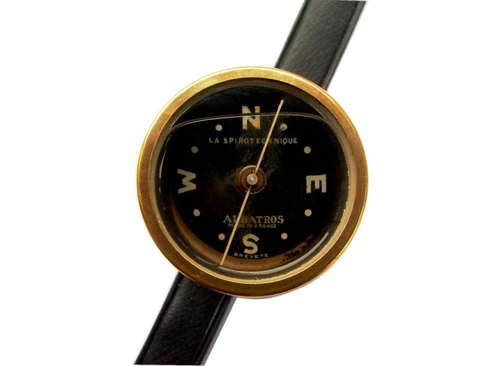 La Spirotechnique &quot;Albatross&quot;, 50er Jahre.  Der Kompaß hat zwei Gehäuse:<br />- außen eines aus Messing<br />- innen eines aus Aluminium (?). <br />Auf der dickwandigen Aluminiumbüchse liegt oben eine Gummidichtung, dann kommt die transparente Plastikscheibe. Beim Zubördeln wird die Scheibe auf die Dichtung und das innere Alu-Gehäuse gedrückt.