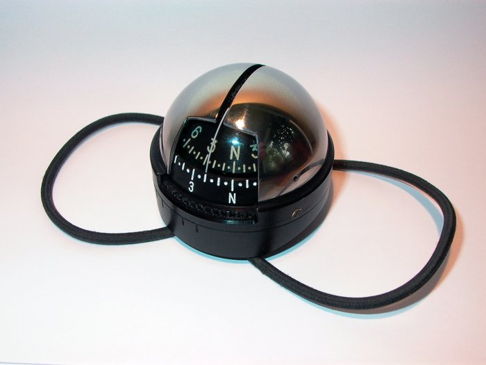 Für den Spiegel mußte ein Suppenlöffel herhalten. Er ist leider etwas magnetisch geworden. Ich muß eine neue a-magnetisch verchromte Halbkugel aus Messing finden oder selbst machen.