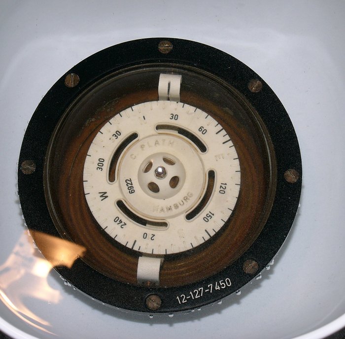 L1120156.JPG (844.78 KiB) 50207 mal betrachtet Kugelkompass unter Wasser, die Lupenvergrößerung ist durch das umgebende Wasser aufgehoben. Die Rosenkarte ist deutlich kleiner zu sehen.