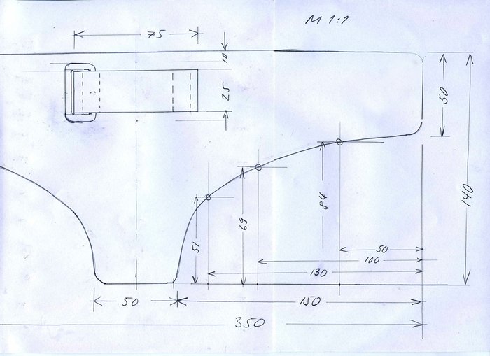 img730#.jpg (526.26 KiB) 68934 mal betrachtet Das große Lederteil ist 4, 5 mm dick, die 25 mm breiten Gurte sind 3, 5 mm stark.