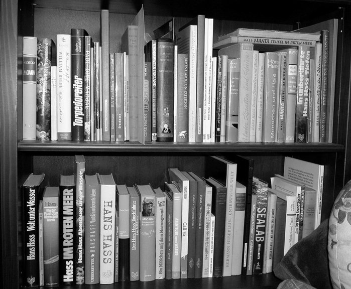 Hans-Hass-Bücher im Regal