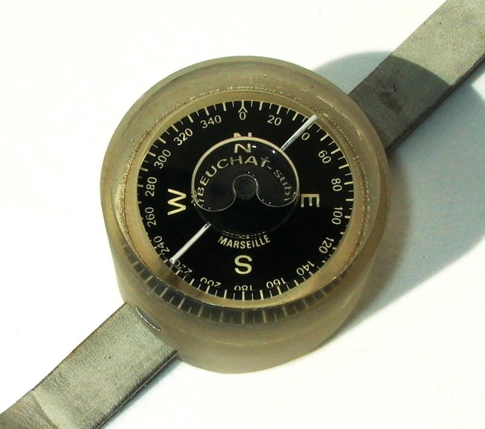 Der Hersteller ist La Spirotechnique. Hier die Variante für Beuchat. Er ist oben flach.   Außendurchmesser 70 mm, Rosenkartendurchmesser 55mm, höhe 75 mm. Einen Gridring kann man leicht selber drehen. Den Kompass kann man in ein schön mit Bootslack veredeltes Teakholzbrett einlassen. Unsere einheimische &quot;Douglasie&quot; liefert ebenfalls ein wasserfestes Holz. Dazu noch einen Spiro- Delta Tiefenmesser und eine Taucheruhr. . .  Ein Nackenband aus 8 mm weißem Tauwerk mit gespleißten Augen, das wär doch was für den Traditionalisten. . . .