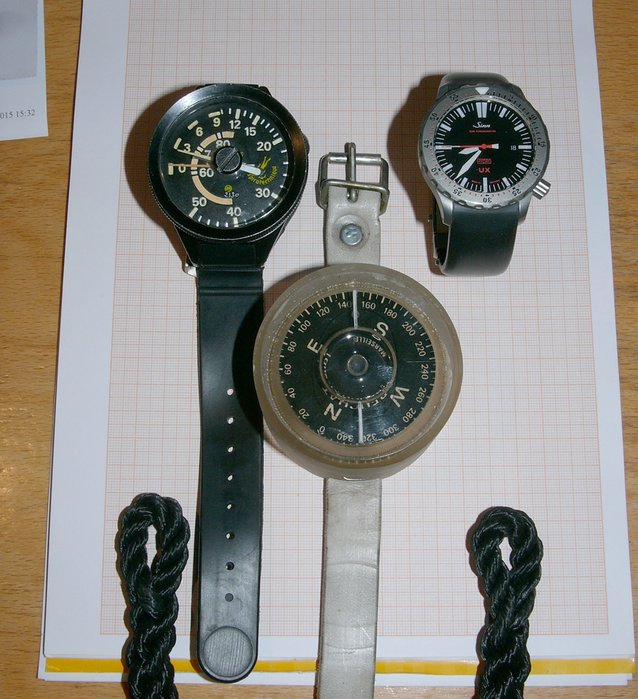 Das Brett wird nicht allzu groß. Zwischen Tiefenmesser und Uhr hätte noch ein kleines rundes Messingschild mit unserem Vereinslogo Platz. . .