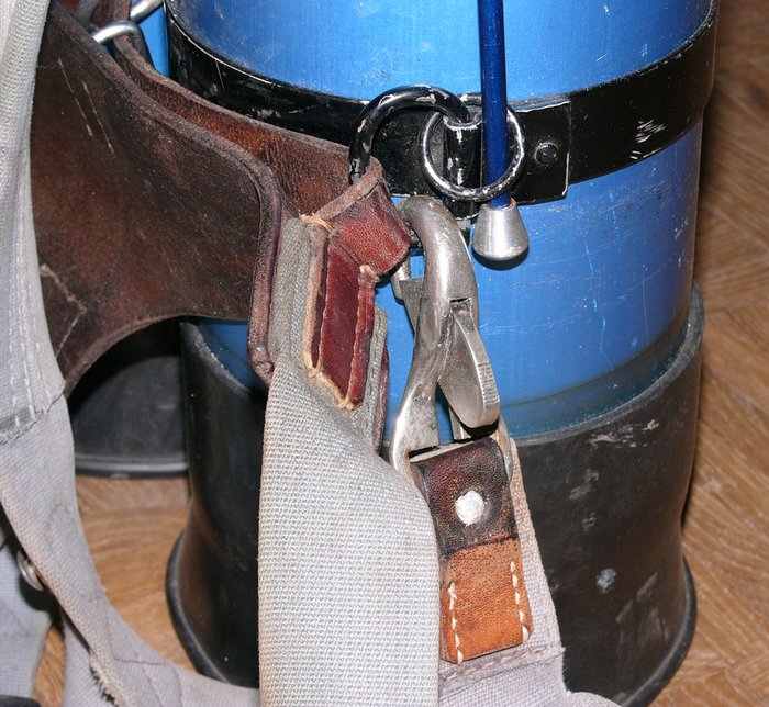 Reservestange.JPG (1 MiB) 44172 mal betrachtet Die Reservestange wird unten so geführt.