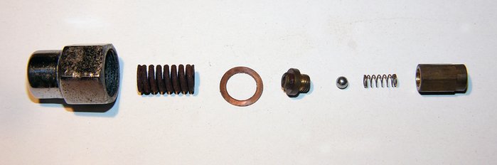 Die Druckfeder &quot;22&quot; ist nicht rostfrei. Statt eines kleinen Schließbolzens, wurde eine Ventilkugel verwendet &quot;18&quot;.