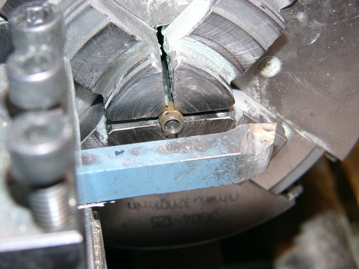 Die alten Dichtungen wurden an der Drehbank herausgedrechselt.  Als Werkzeug fungierte ein kleiner Feinmechanikerschraubenzieher. Das müsste man auch an einem Bohrständer machen können.