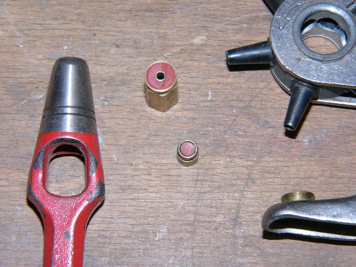Dann wurden verschiedene Dichtungen ausprobiert.  Gummi als auch Silikon (hier im Bild) haben nicht funktioniert.  Beide Werkstoffe sind zu weich, selbst nur 100 Bar zischen daran vorbei. Erst Teflon brachte den gewünschten Erfolg. . . .  Ich tauche jetzt mal eine Weile damit.  Mal sehn wie sich das bewährt.