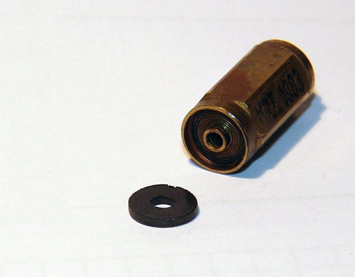 Die schwarze Dichtscheibe könnte aus 1, 5 mm dickem PVC sein. Ihre Oberfläche ist hochglanzend (hier im Bild nicht zu erkennen), Gummi wäre matt.