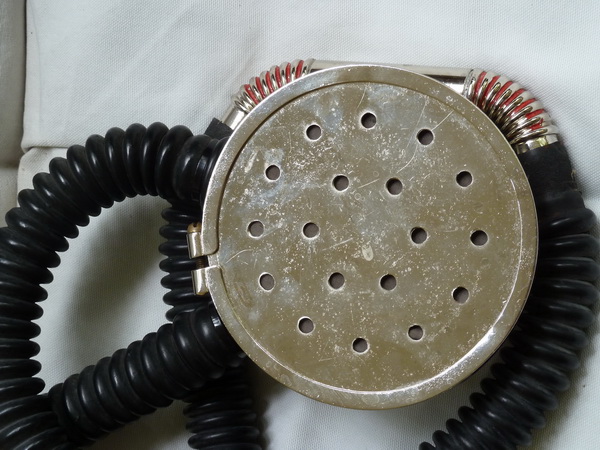 Der flache Deckel des Atemreglers