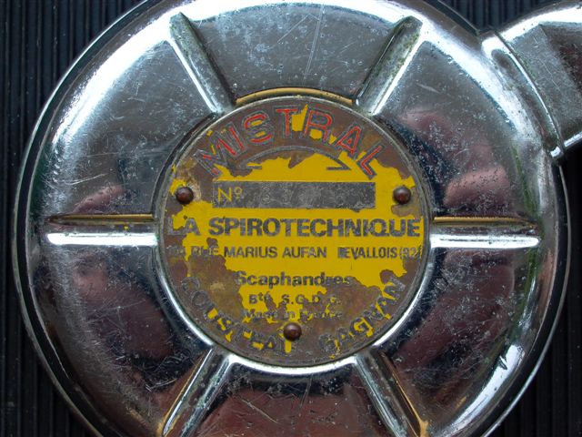 Firmenschilder alter Lungenautomaten kann man selbst restaurieren.  Es läßt sich trefflich darüber philosophieren ob man die Zeichen der Zeit (Patina) so belassen soll oder nicht.   Wie auch immer, ich hatte mich für eine Restaurierung entschieden.   Mit wertvollen Tipps aus „Fachkreisen“ habe ich mich an die Arbeit gemacht.