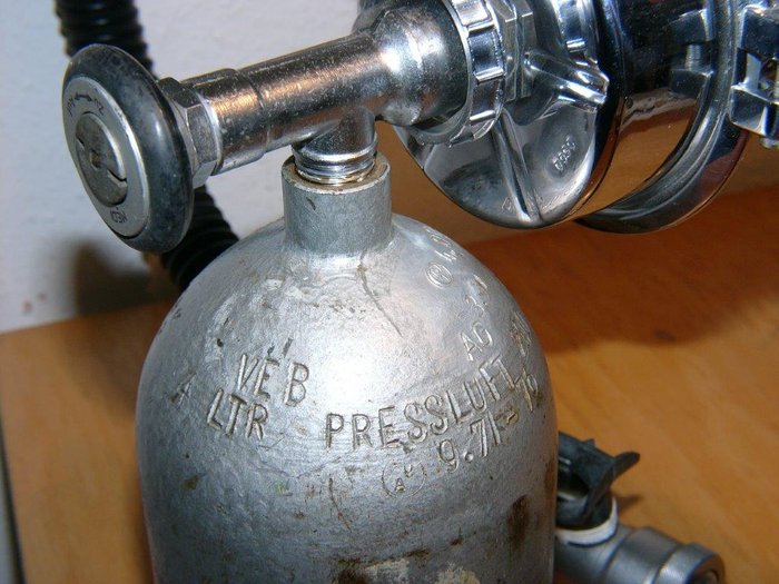 Die 4-l-Flasche habe ich von Hand durchgesägt. . .  Alles original!