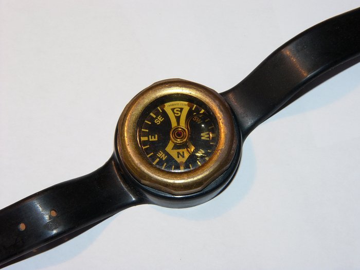 Kompass Wilkie AK 30F #.jpg (512.39 KiB) 55248 mal betrachtet Wilkie AK 30 F "AK" steht für Armbandkompass.