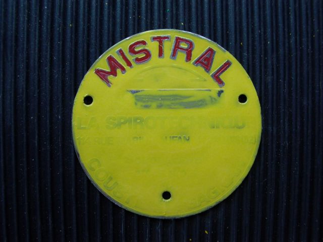 3. Neue Farbe auftragen. Emailfarbe in mehreren Schichten oder Autolack z.B. von  www.motipdupli.com  auftragen.  Die Emailfarbe kann auf der Herdplatte oder im Backofen gehärtet werden.  Mit feinem Schmirgelpapier überstehende Farbe vorsichtig wegschleifen.  Am besten man wickelt das Schmirgelpapier um ein kleines Holzklötzchen.   Gegen Ende Naßschliffpapier und dann Pollierleine verwenden.   Vorsichtig zu Werke gehen damit die Buchstaben nicht weg geschliffen werden, diese sind oft nur zehntel Millimeter hoch. . .