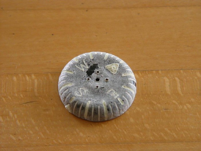 L1160045.jpg (83.99 KiB) 37293 mal betrachtet Auf der Rosenkarte hat sich ein "Mulm" gebildet. Die Leuchtfarbe ist aufgequollen. Nach dem Trocknen ist die Rosenkarte wie von Zuckerguß überzogen, der sich leicht abkratzen läßt. Das Silikonöl verträgt sich nicht mit der Leuchtfarbe. Seltsamerweise ist die Leuchtfarbe auf der Innenseite der transparenten Kuppel (Bild oben, unten rechts) heil geblieben.