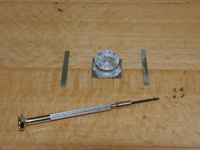Hier die beiden Stabmagnete neben dem Kompasslager. Das Kompassöl hat die Klebeverbindung gelöst. Das Lagerteil ist mit vier Schrauben, Gewindeaußendurchmesser 0,6 mm, mit der Rosenkarte verschraubt.