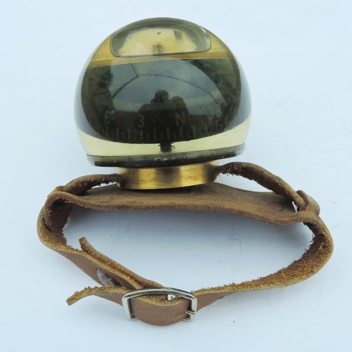 Kompas PL-40_1.jpg (57.75 KiB) 33689 mal betrachtet Tschechischer "PL 40", den hatte Dusan am Lingenfelder See mit im Gepäck. . . Innen ist oben ein Zwischenboden in dem die Luftblase hin und her wandern kann ohne die Rosenkarte zu berühren.