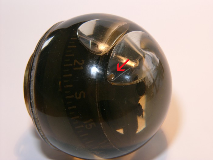 L1160352#.jpg (502.13 KiB) 33689 mal betrachtet Sollte die "OP" gelingen, wird nach dem Verkleben das Öl über eine kleine 3 mm Bohrung wieder aufgefüllt (Pfeil). Das Loch wird danach mit Keber (Araldit?) versiegelt.