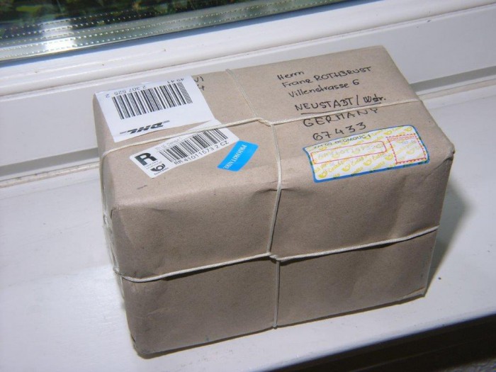 So ein verschnürtes Paket erinnert an alte Zeiten, hat was.