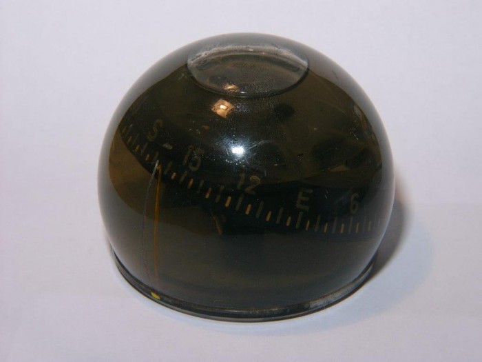 L1160381.jpg (46.56 KiB) 33621 mal betrachtet Die Rosenkarte hängt schief, das Öl ist trüb. . .