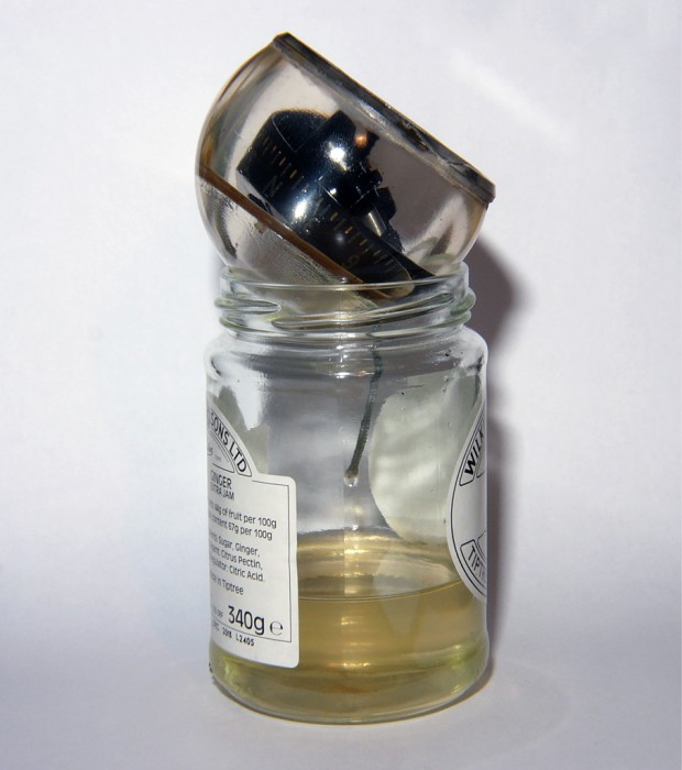 L1160386.jpg (606.38 KiB) 33617 mal betrachtet Das Öl wurde abgelassen. Über einen dünnen "Docht" floß es Tropfen für Tropfen durch das 2,5 mm Einfülloch ins Marmeladeglas. Jetzt sieht man, daß das Magnetsystem von der Rosenkarte abgefallen oder abgebrochen ist.