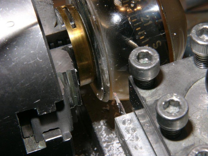 L1160391.jpg (115.34 KiB) 33331 mal betrachtet Bei langsamer Drehzal, kleinstem Handvorschub sowie etwas Herzklopfen wurden die Teile getrennt.