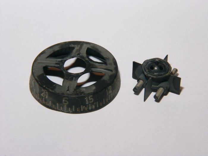 Das Magnetsystem und die Rosenkarte waren miteinander verklebt, sind auseinandergefallen.  Rechts oben um den &quot;Dobben&quot; sind deutlich Klebstoffreste zu sehen.  Die Rosenkarte ist aus hauchdünnem Aluminium gepresst.