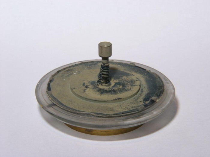 L1160395.jpg (53.17 KiB) 33331 mal betrachtet Die Bodenplatte war mit dem Kugelgehäuse verklebt, es sind noch Kleberreste zu sehen. Der Kleber blieb temperaturfest, vielleicht war das Gehäuse nicht lang genug im Wasserbad. . . Die Rosenkarte ist federnd gelagert.