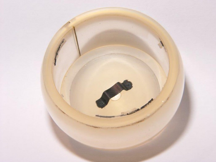 Blick ins Kugelgehäuse. Wandstärke am Boden: 4, 5 mm, am &quot;Äquator&quot; sind es fast 8 mm.
