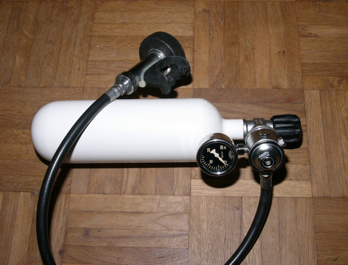 L1160442.JPG (766.36 KiB) 44297 mal betrachtet Die Druckmesser von Dräger passen, das Gewinde muß jedoch gekürzt werden. Das kann ich an einer Drehbank machen. Fürs Foto habe ich einen Finimeter von Loosco montiert.