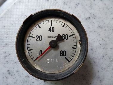 TM - Gehäuseoberseite mit Zifferblatt und Zeiger