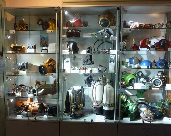 Ausstellungsobjekte in einer der zahlreichen Vitrinen